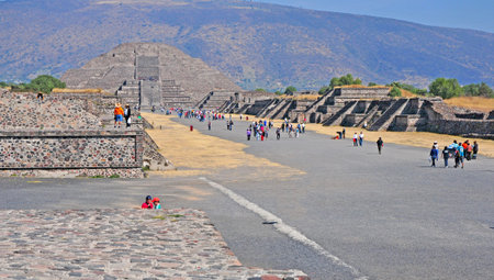 Pyramid of the Moon, along Avenue of the Dead, Teotihuacan, Mexico のeditorial素材