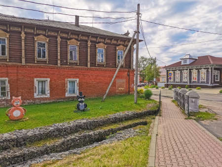 Myshkin city, Russia - 07.13.20: Anan'inskaya street. Cat figures and a two-storey old house.のeditorial素材