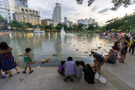 Bangkok, Thailand - 25 November 2015 : People are joining the Loy Kratong Festival at Benchasiri Parkのeditorial素材