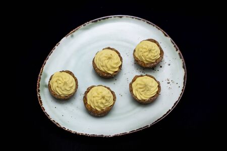 Mini raw vegan brioche with lemon and mint, a healthy and tasty dessert