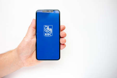 Calgary, Alberta, Canada. Aug 15, 2020. A person holding an iPhone 11 Pro Max on the back side camerasのeditorial素材