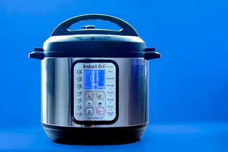 Calgary, Alberta, Canada. Nov 14, 2020. An Instant Pot on a blue background.のeditorial素材