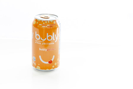 Calgary, Alberta, Canada. Sep 11, 2022. Cans of Bubly peach favor sparkling water of 355 mLのeditorial素材