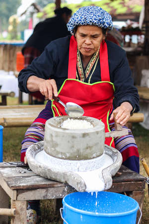 CHAING MAI THAILAND - DECEMBER 29 2013:Thailand women are grinding coconut milkのeditorial素材