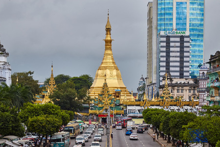 YANGON , Myanmar - OCTOBER 17: Sule Pagoda is located in the center of Yangon. at the junction of Sule Pagoda Road and Mahabandoola Road. Kyauktada Township. 17 OCTOBER 2016, Yangon , Myanmarのeditorial素材