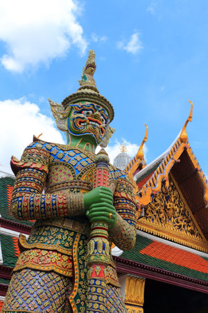 Green Gaiant Status in Wat Pra Kaewのeditorial素材