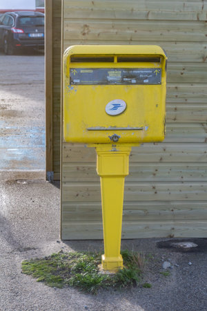 Porspoder â France, December 19, 2020 : French mailbox from La Posteのeditorial素材