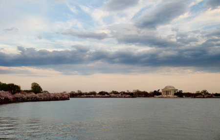 Dawn at the Jefferson Memorial during the Cherry Blossomのeditorial素材