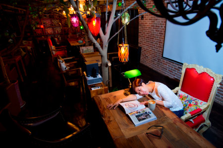 A young adult women studying on the Tableのeditorial素材