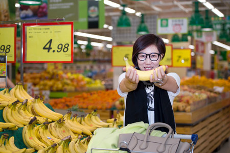 Asian women are buying supermarket vegetablesのeditorial素材
