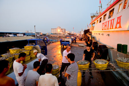 Fishermen fish market transactionsのeditorial素材