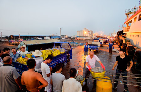 Fishermen fish market transactionsのeditorial素材