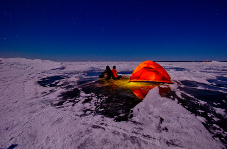 Tourists spend night on the ice