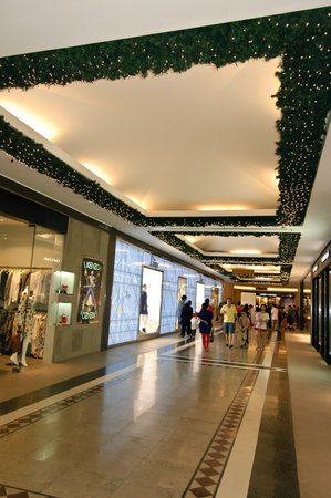 December 24, 2012, Kuala  Lumpur, Malaysia - the walkway in the Starhill Shopping complesのeditorial素材