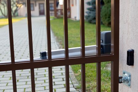 Picture of an automatic door gate with motor