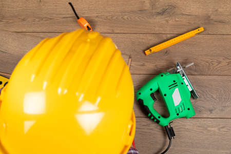 Craftsman installing  laminate flooring in new apartmentの写真素材