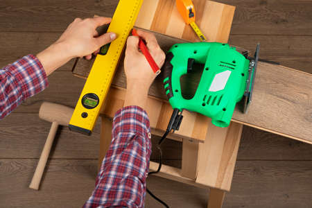 Craftsman installing  laminate flooring in new apartmentの写真素材