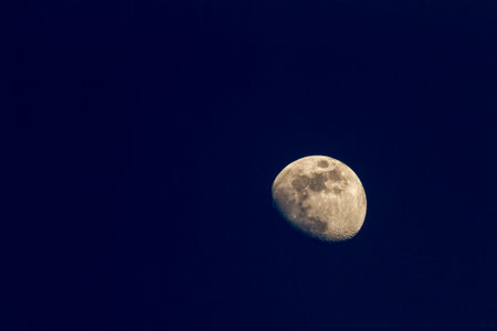 Waiting month The moon of the lower string