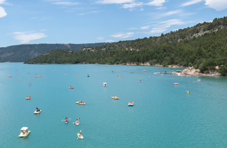 Boats and kayaks in Lac de Sainte-Croix near Moustiers-Sainte-Marieの写真素材