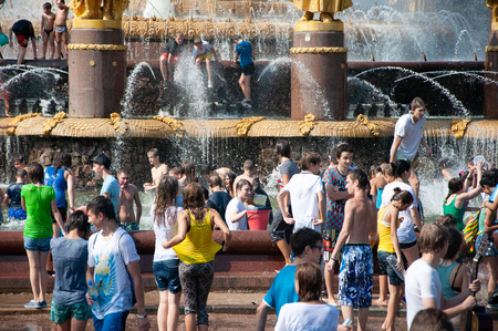 MOSCOW, RUSSIA - AUGUST, 2011: The heat in the city. People bathe in the city fountain during the hot summer weather.のeditorial素材