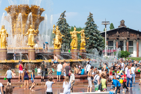MOSCOW, RUSSIA - AUGUST, 2011: The heat in the city. People bathe in the city fountain during the hot summer weather.のeditorial素材