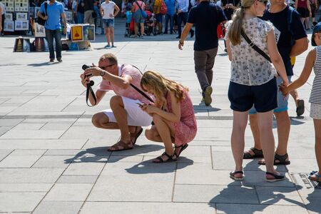 VIENNA, AUSTRIA - AUG 2018: Despite the abnormal heat tourists are actively photographed on the Central square in Vienna.のeditorial素材
