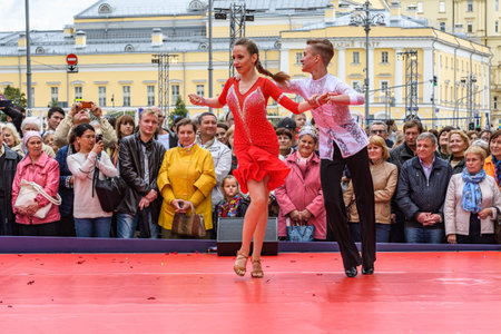 MOSCOW, RUSSIA - SEPTEMBER, 2017: Amateur dancers demonstrate their art of ballroom dancing on the central street of Moscow on City Day. Incendiary Latin American cha-cha.のeditorial素材