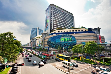 BANGKOK - NOVEMBER 25: Big automobile stopper near the shoping centre on one of the central streets of Bangkok on 25 November 2009. The basic problem of the Asian megacities is the complicated traffic のeditorial素材