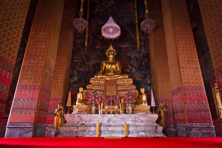 Buddha at main altar of Watの写真素材