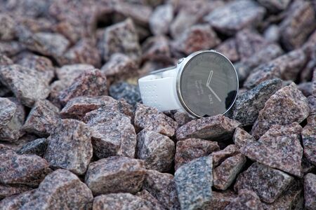 ??????? ?? ?????????? ??????? ? ??????? ? Sport watch for triathlon on the granite gravel. Smart watch for tracking daily activity and strength training. With words - Show my heart rate.の写真素材