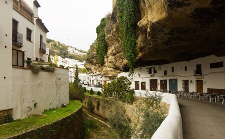 SETENIL DE LAS BODEGAS, SPAIN - NOVEMBER 22, 2014:  Street with dwellings built into rock overhangs above the Rio Trejo. Setenil de las Bodegasのeditorial素材