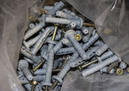 Long and short screws with sharp threads and round hats