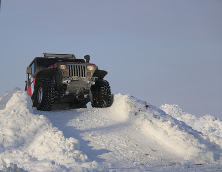 SALTAC-KOREM, RUSSIA - FEBRUARY 11, 2018: Winter auto show of jeeps - Ice kneading 2018. Jumping from je
eps - Offroadのeditorial素材