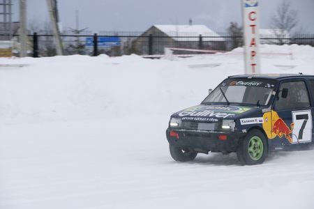 YOSHKAR-OLA, RUSSIA - FEBRUARY 03, 2018: Winter auto show. Winter group ring racing at  racetrack. Snow race.のeditorial素材