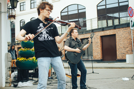 MINSK, BELARUS.JULY 29, 2017 Violinist and guitarist on the streetのeditorial素材
