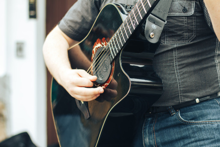 MINSK, BELARUS.JULY 29, 2017 Violinist and guitarist on the streetのeditorial素材