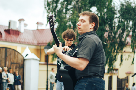 MINSK, BELARUS.JULY 29, 2017 Violinist and guitarist on the streetのeditorial素材