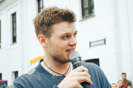 MINSK, BELARUS.JULY 29, 2017. Man with a microphone sings on the streetのeditorial素材