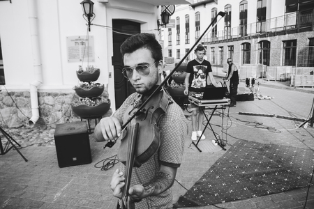 MINSK, BELARUS.August 12 2017 Violinist playing on the streetのeditorial素材
