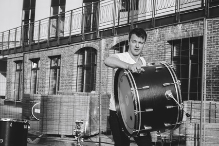 MINSK, BELARUS.August 12, 2017 The musician is getting ready to performのeditorial素材