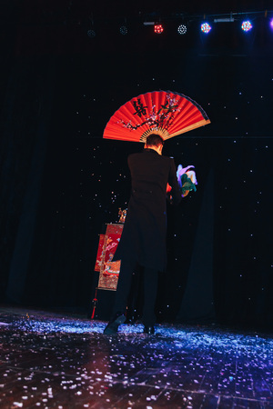 MINSK, BELARUS November 4 2017 International Illusion Festival MAGIC 2017 Male magician shows a performance with fansのeditorial素材
