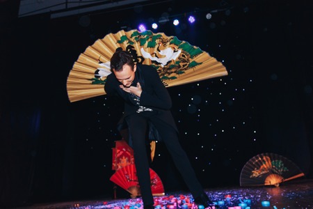 MINSK, BELARUS November 4 2017 International Illusion Festival MAGIC 2017 Male magician shows a performance with fansのeditorial素材