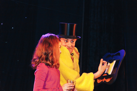 MINSK, BELARUS November 4 2017 International Illusion Festival MAGIC 2017 Male magician shows a show with a girl asistのeditorial素材