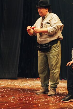 MINSK, BELARUS November 4 2017 International Illusion Festival MAGIC 2017 Seminar The man shows how to show the focuses standing on stageのeditorial素材