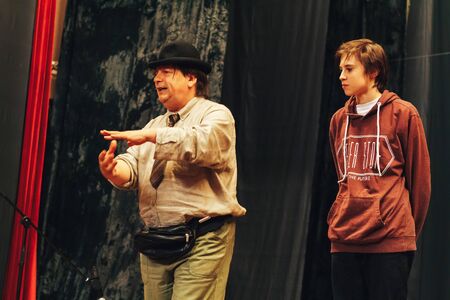 MINSK, BELARUS November 4 2017 International Illusion Festival MAGIC 2017 Seminar The man shows how to show tricks with the helpのeditorial素材