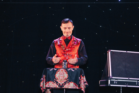 MINSK, BELARUS November 5 2017 International Illusion Festival MAGIC 2017 The male magician shows the performance on stageのeditorial素材