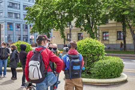 May 24 2020 Minsk Belarus Minsk collects votes to participate in elections, where press workers with a camera and microphone ask questions to peopleのeditorial素材