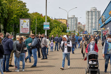 May 24 2020 Minsk Belarus Minsk is collecting votes for opposition candidates to participate in elections where masked people stand in a demonstrative queue to protest during the pandemicのeditorial素材