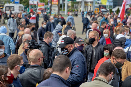May 24 2020 Minsk Belarus There are many masked people who stand without distance to protest during the pandemic in the squareのeditorial素材