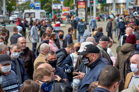 May 24 2020 Minsk Belarus There are many masked people who speak without distance, during a protest in the squareのeditorial素材